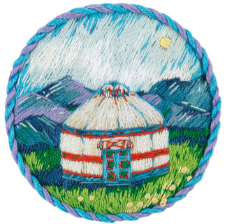 Брошь. Юрта (Ø 5,5 см) (гладь) (ткань с нанесенным рисунком)
